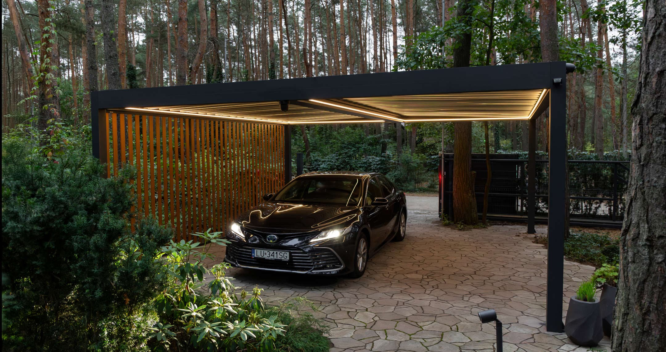 Zadaszenie tarasowe Tarasola Carport dwustanowiskowy przy domu jednorodzinnym — realizacja JARYS, Trójmiasto