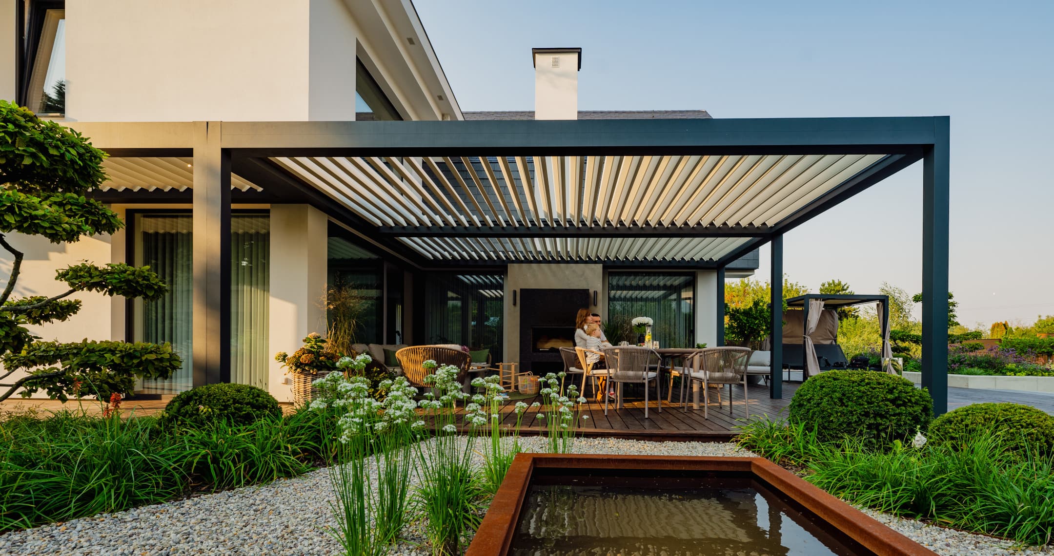Pergola bioklimatyczna z regulowanymi lamelami nad tarasem — zadaszenia tarasowe Trójmiasto